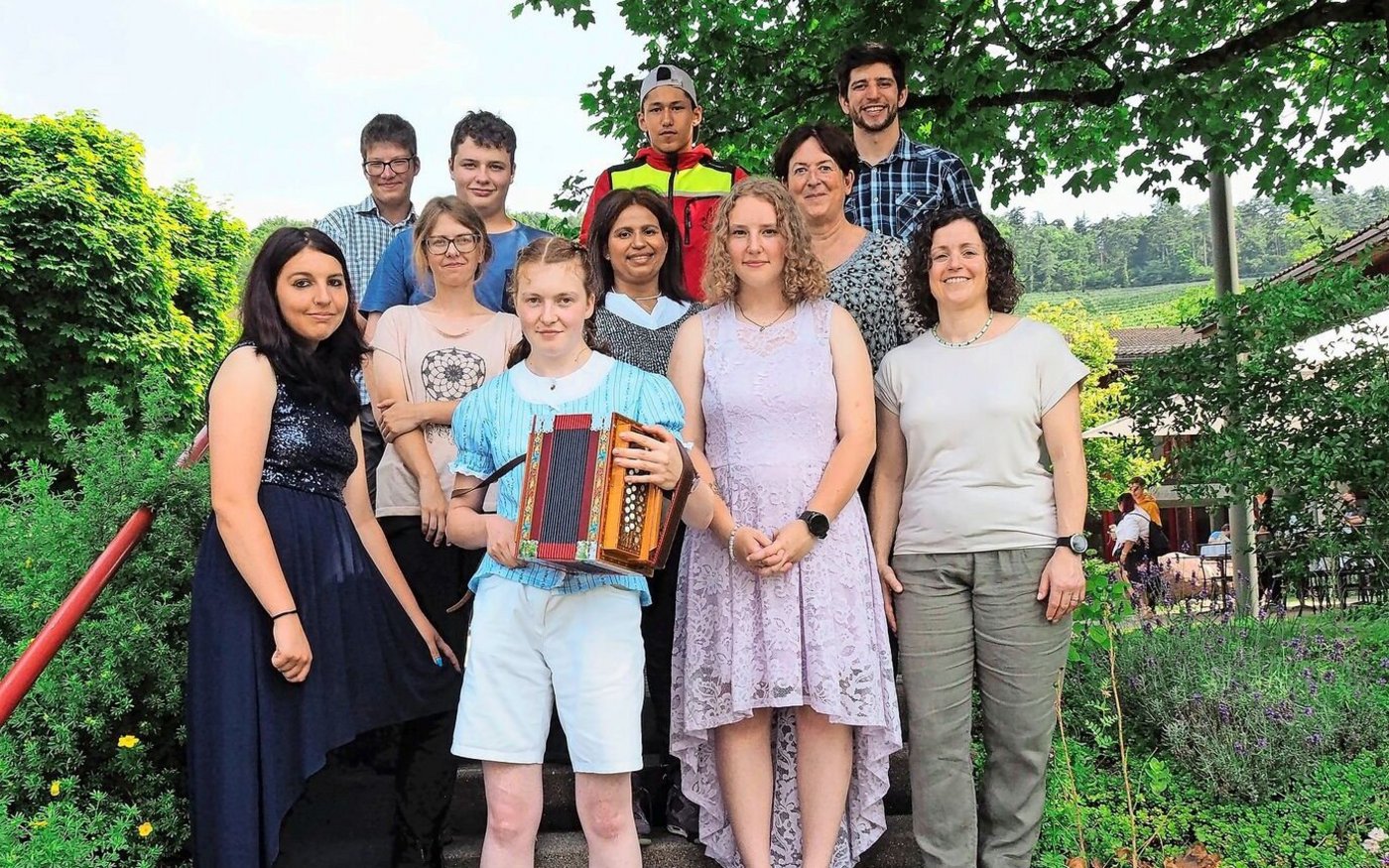 Zufriedene Hofmitarbeiter: Céline Gebhard, Patrick Kaiser, Amanda Dorfstätter, Pascal Iten, Julia Arnold, Luscheina Fellner, Noel Böhler und Josephine Hautke (v. l.) mit den Lehrern.
