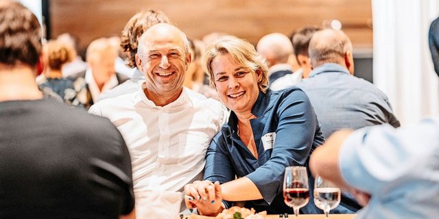 Simone Barth mag die tierischen Themen und fühlt gerne dem Handel auf den Zahn. Hier sitzt sie neben Ex-Micarna-Chef Peter Hinder bei der Proviande.