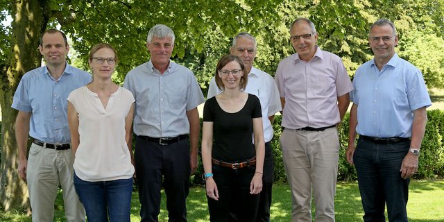 Informatik und Zuchtwertschätzungen sind die Kerngeschäfte der Qualitas-Geschäftsleitung (von links): Urs Schnyder, Alexa Aufdermauer, Jürg Moll, Marina Kraus und Max Reich, zusammen mit VR-Präsident Lucas Casanova und dem neuen Verwaltungsrat Christoph Böbner. (Bilder Heinz Abeggeln)