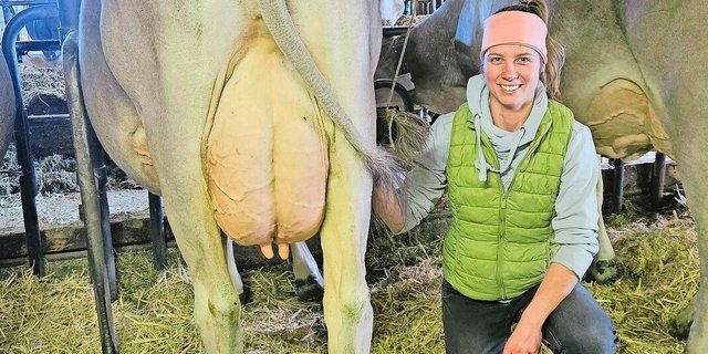 Patrizia Hobi, Braunviehkönigin 2017 und OK-Präsidentin der Swiss Classic 2024, züchtet und hält mit Leidenschaft Braunvieh-Kühe. 