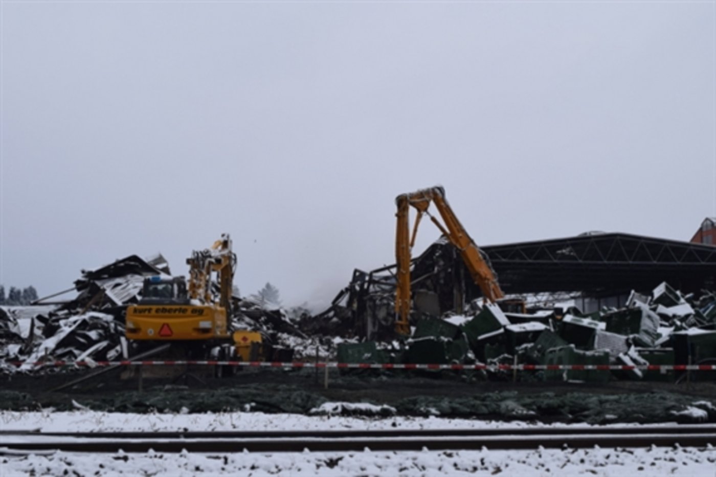 Die Brandstelle: Zuerst brannte ein Aussenlager, dann griffen die Flammen auf ein Kühllager über. (Bild Stefanie Giger) 