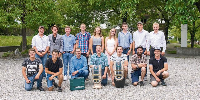 Ein erfolgreicher Jahrgang: 15 Landwirte und zwei Landwirtinnen nahmen vor Wochenfrist am LBBZ Schluechthof ihre Diplome entgegen.  (Bild LBBZ Schluechthof)