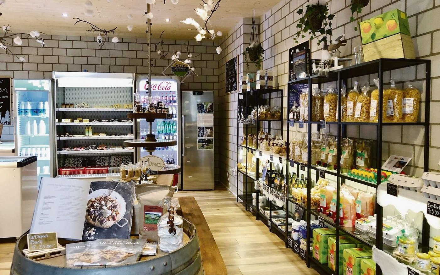 Im modernen Selbstbedienungs-Hofladen verkaufen Bührers viele eigene und Produkte von Betrieben aus der Region.