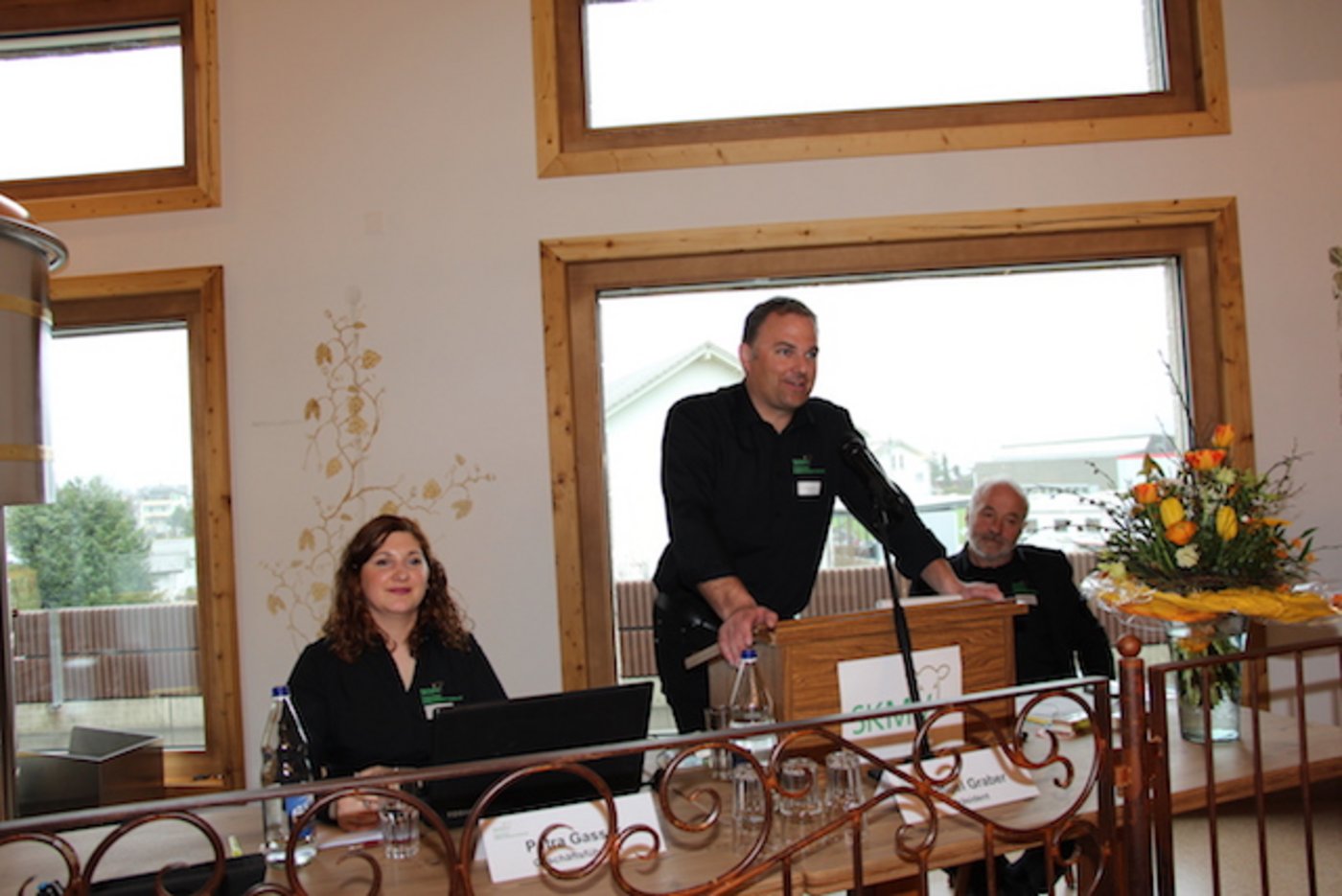 links Petra Gasser, Geschäftsführerin  Schweizer Kälbermäster-Verband, Mitte Nationalrat Marcel Dettling, Neuer Präsident der Kälbermäster, rechts Samuel Graber, Präsident bis 15.3.2019 (Bild rü)