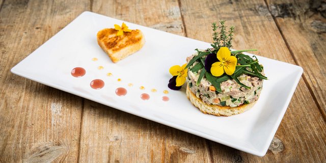 Knusperzopf mit Siedfleischsalat. (Bild SRF/ Ueli Christoffel)