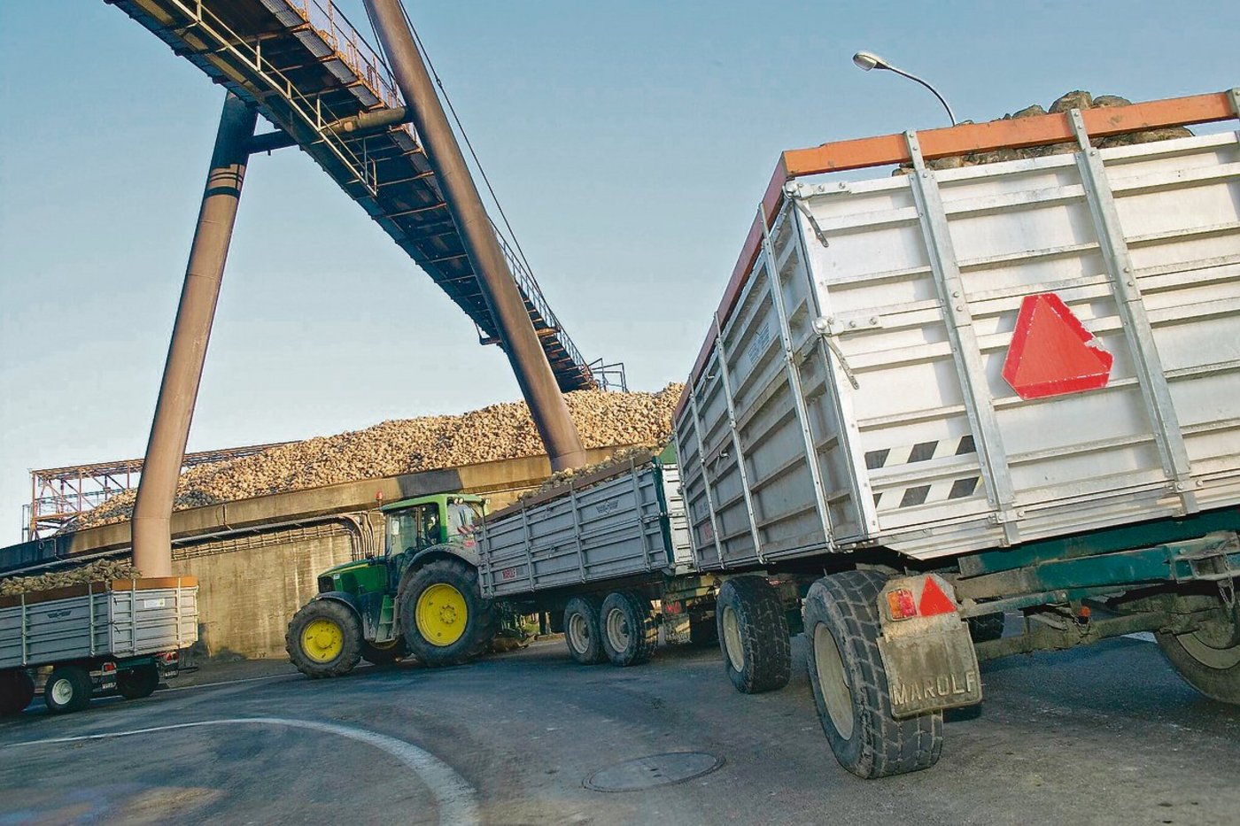 Zurzeit werden Rüben mit viel Erde angeliefert. (Bild BauZ)