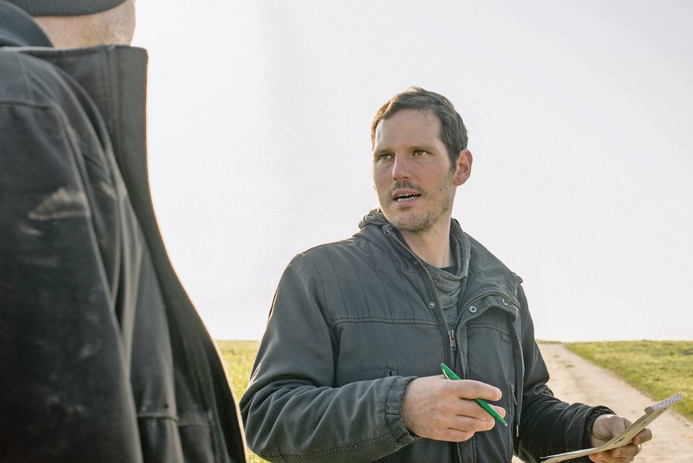 Jeremias Niggli hat es lieber praktisch. Nach der Matura machte er eine Ausbildung zum Landwirt, bevor er an der HAFL das Agronomie-Studium antrat. Heute ist er am FiBL als Berater tätig. Zukünftig träumt er von seinem eigenen Hof. (Bild hja)