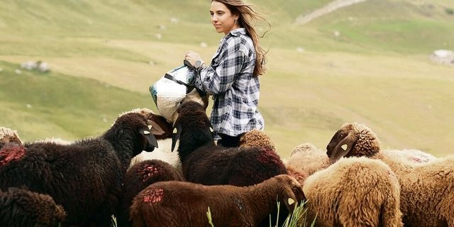 Findet Eliane Christen zwischen dem intensiven Training und ihrem Studium noch freie Zeitfenster, unterstützt sie ihre Familie auf dem Hof in Hospental. 
