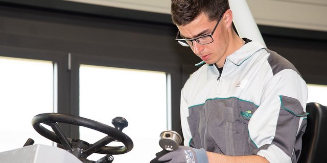 Sandro Weber löst die Aufgaben an den SwissSkills,der Berufsmeisterschaft für Landmaschinenmechaniker. Bild: zVg