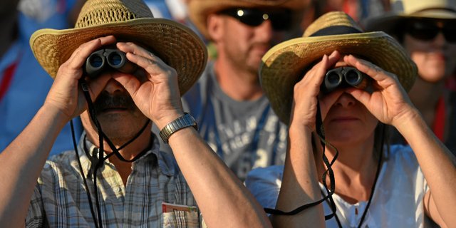 Zwei von 145 000 Besucher des Eidgenössischen Schwing- und Älplerfests in Estavayer-le-Lac. (Bild Swiss-Images.ch)