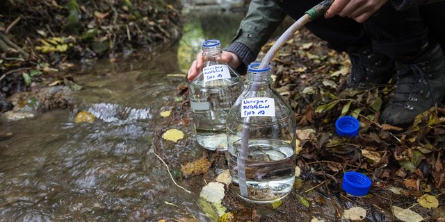 Das Bafu verwendet einen einheitlichen Grenzwert für alle PSM in  Oberflächengewässern, BLW und Eawag hingegen stoffspezifische. Allerdings auch nicht dieselben. (Bild Eawag, Esther Michel)