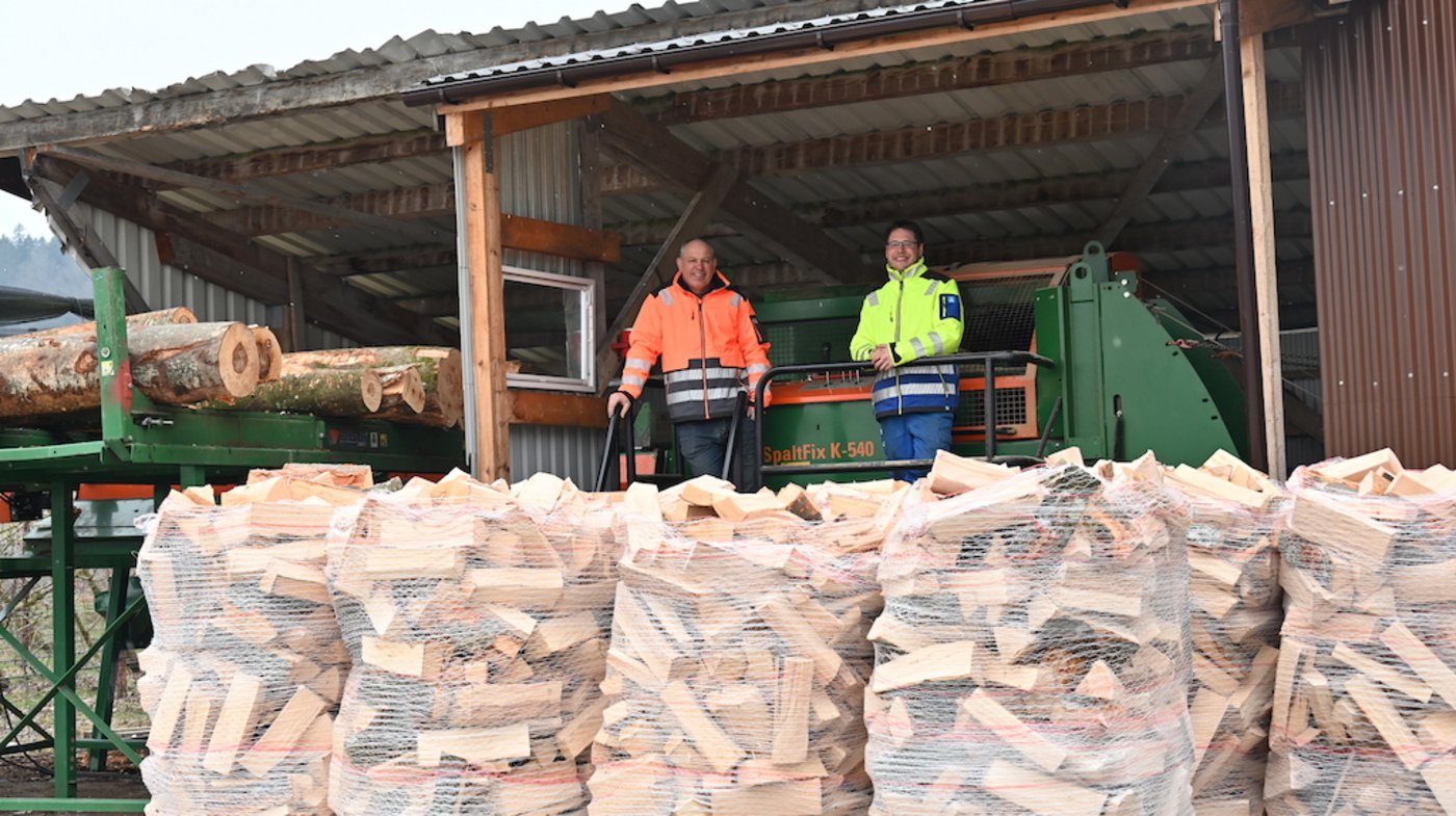 Für das Standbein der Brennholzproduktion ist in erster Linie Sohn Patrick Heri (rechts) zuständig. Das Holz kommt frisch auf den Betrieb und nicht gelagert. 