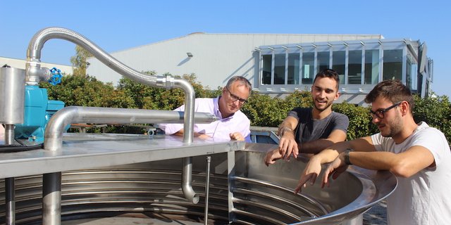 Mark Iten, Raphael Iten und Fabio Zulli mit der Tankanlage, die Ammoniak aus der Gülle trennt. (Bilder zVg)