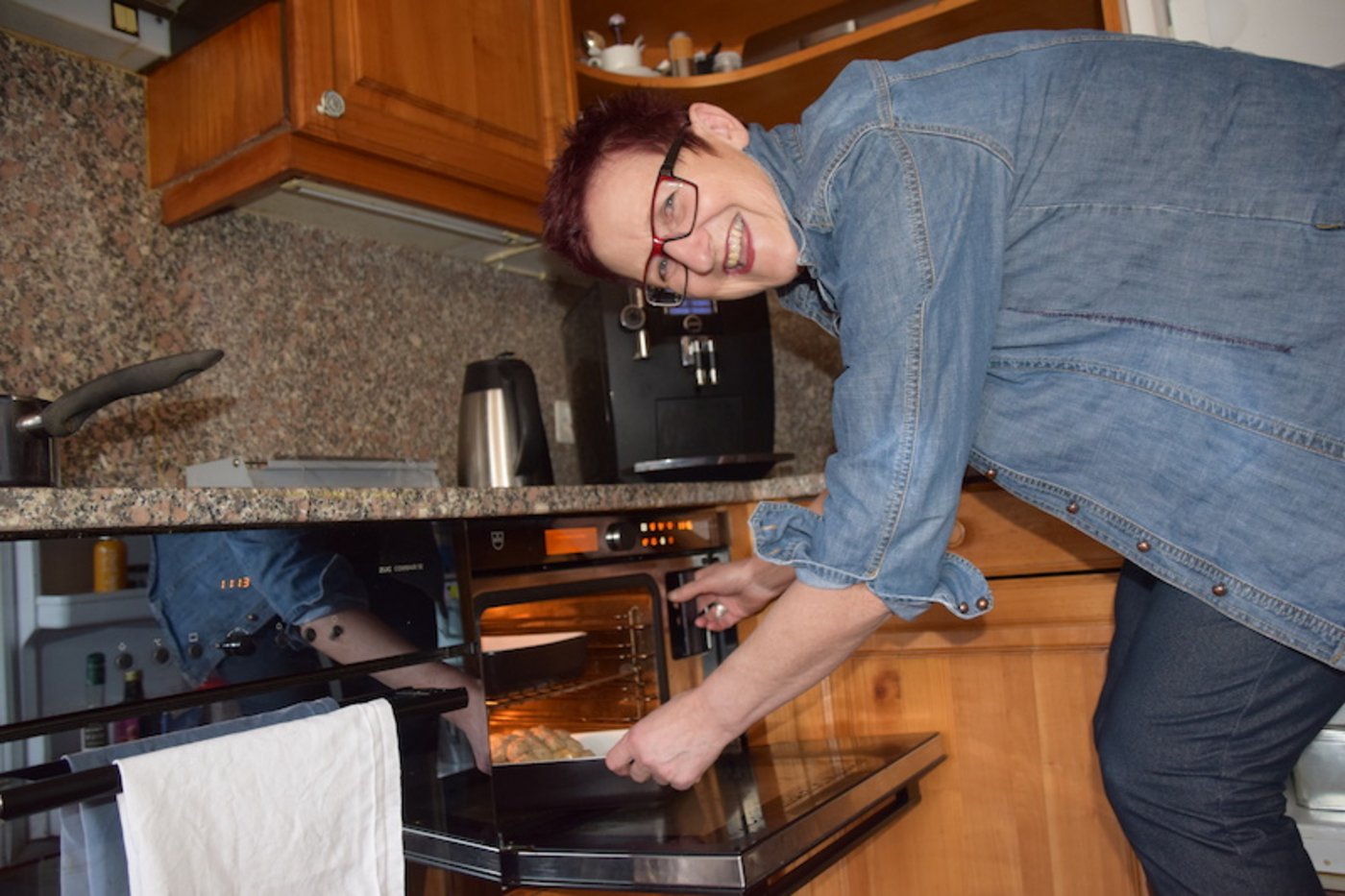 Doris Flütsch in ihrer Küche. Beim Fotografieren kam beinahe etwas «Landfrauenküche-Feeling» auf. (Bilder Esther Thalmann)