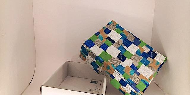 Resten von sechs verschiedenen Packpapier-Rollen machen die Kartonschachtel zur Mosaik-Truhe. (Bilder jsc)