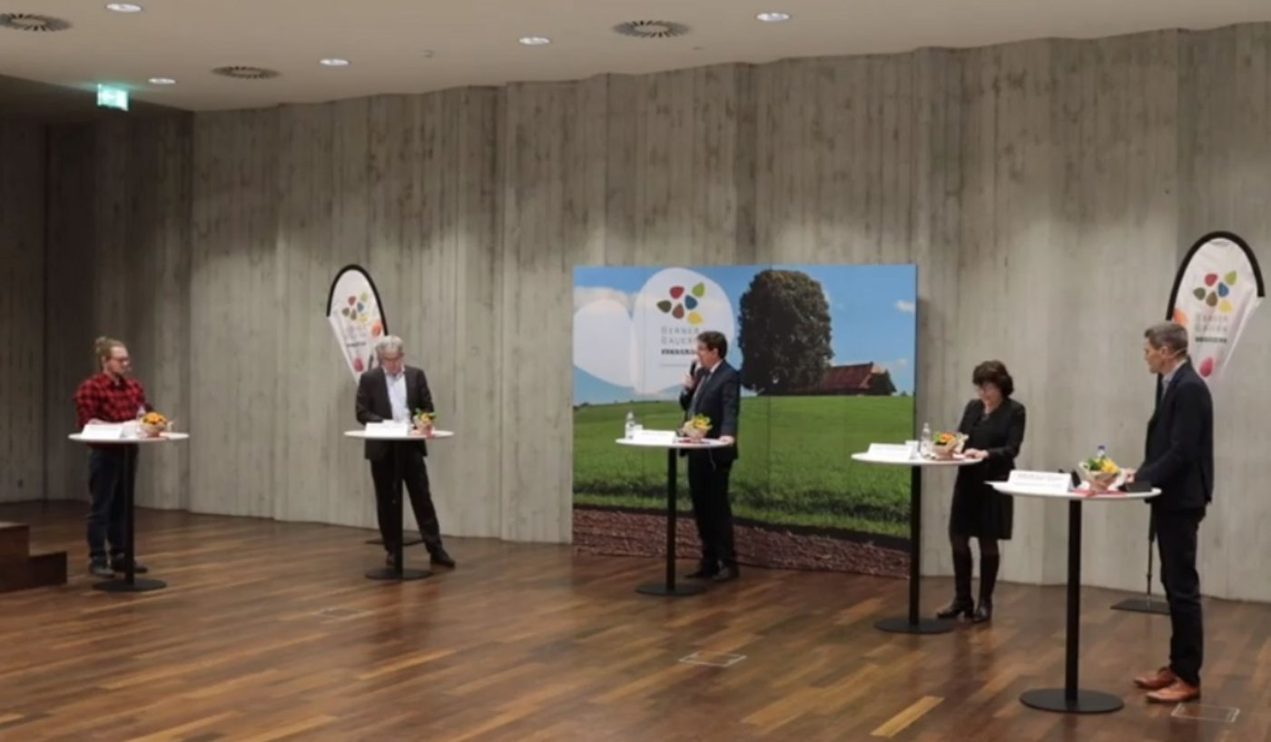 Das Podium Berner Landwirtschaft fand diesemal ohne anwesende Zuschauer statt. Es diskutierten unter der Leitung von Albert Rösti (m.) Daniel Hasler, Christian Hofer, Eva Reinhard und Michael Gysi (v.l.n.r.). (Bild Screenshot)