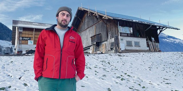 Michael Durrer vor den Gebäuden auf Heubüeli. Der alte Stall wurde bereits mit PV-Modulen belegt (r.). Bald werden solche mit viel Eigenleistung auch auf dem Dach und der Fassade der neuen Scheune montiert. 