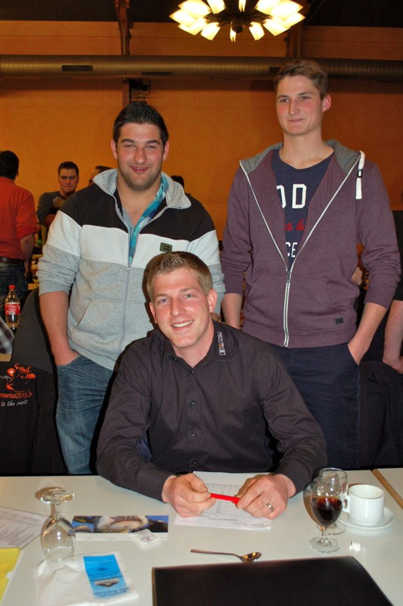 (v. l. n. r.) Thomas Ramseier und André Rüegsegger (stehend), wurden neu in den Vorstand gewählt, der von Michael Teuscher (sitzend) präsidiert wird. (Bild Daniela Joder)