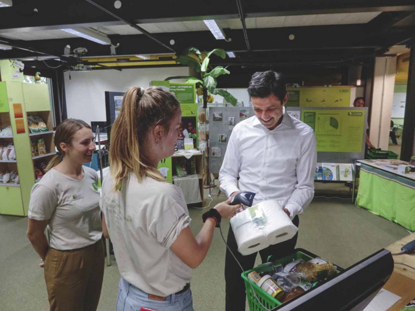 SP-Nationalrat Matthias Aebischer bei seinem Einkauf in der Ausstellung. (Bild Biovision)