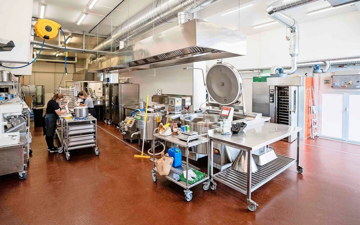 Sowhol in der Hofmanufaktur (Bild) als auch in den Hofküchen arbeiten Profis, das heisst etwa Lebensmitteltechnologen und Köche.