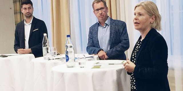SP-Nationalrat Fabian Molina (l.) und Esther Friedli (r.) haben das Heu wahrlich nicht auf der gleichen Bühne. Moderator Roger Fuchs (m.) navigierte geschickt zwischen den Kontrahenten.