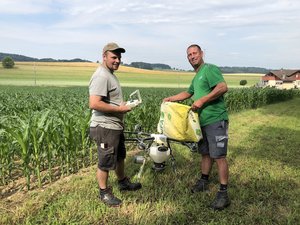 Jürg Eigenheer, Drohnenpilot (links) und Patrick Meier, Einsatzleiter Drohnen bei der Landi Marthalen, befüllen die Drohne mit Saatgut bevor sie in die Luft abhebt und die Untersaat streut. (Bilder und Video Esther Thalmann)