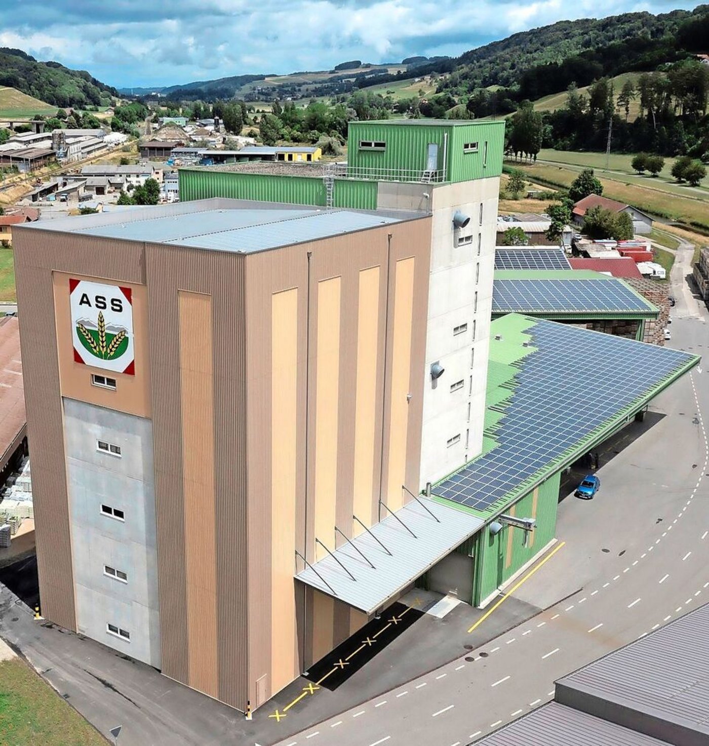 In dem hohen Gebäude stehen die Geräte, um diverse Kulturen zu reinigen bzw. zu sortieren.