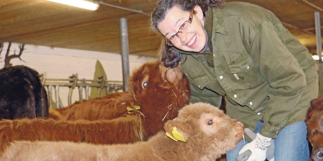 Erika Janett hilft täglich im Stall und legt viel Wert auf hohe Fleischqualität: «Wir füttern nur, was auf den eigenen Wiesen wächst.» (Bild ray)