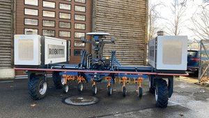 Auf der Swiss Future Farm in Tänikon wird der autonome Werkzeugträger «Robotti» der dänischen Firma Agrointelli eingesetzt. 