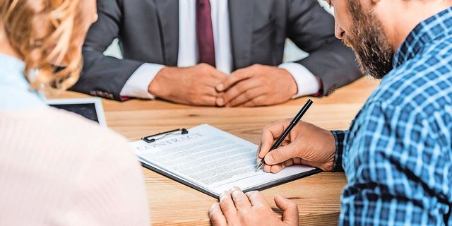 Um Direktzahlungen in voller Höhe zu erhalten, müssen verheiratete oder eingetragene Partnerinnen und Partner ab 2027 über einen minimalen Versicherungsschutz verfügen.