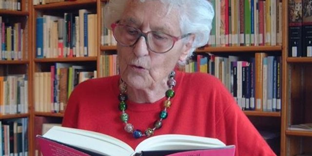 Marthe Gosteli (2000) im Sitzungszimmer des Gosteli-Archivs. (Bild Elsbeth Boss)