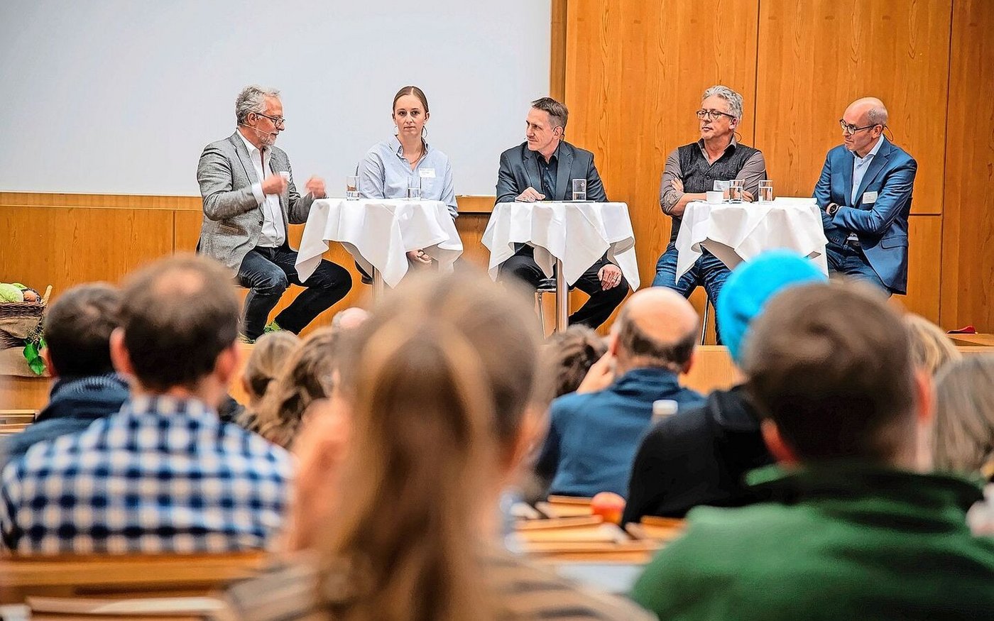 Ueli Ryser, Barto, Nadine Trottman, SBV, Moderator Marc Andrey, Agroscope, Christophe Eggenschwiler, IP-Suisse und Lukas Barth vom BLW diskutieren verschiedene FMIS und die Rolle des Bundes. 