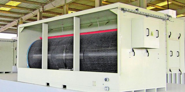 Eine Abluftreinigungsanlage, wie sie bei Hellers im Einsatz steht. Die Abluft geht durch die Waben, die im Wasserbad gewaschen werden.