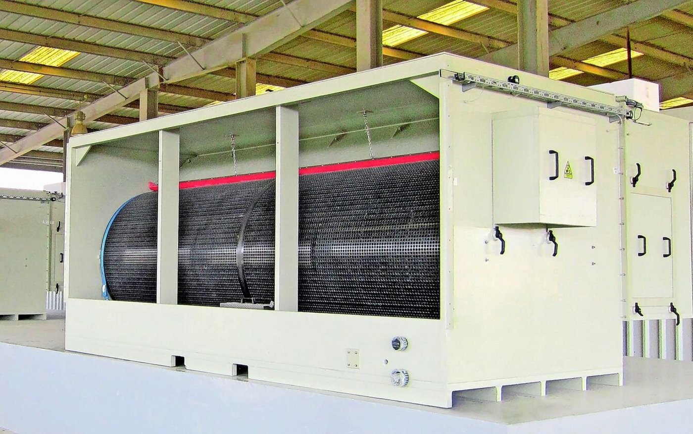 Eine Abluftreinigungsanlage, wie sie bei Hellers im Einsatz steht. Die Abluft geht durch die Waben, die im Wasserbad gewaschen werden.