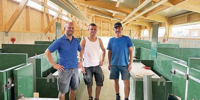 Auf dem Betrieb läuft es rund, dank Beat Dändliker und Severin Welz und ihrem Chef Urs Zumbach (v. l.), der für gute Arbeitsbedingungen sorgt.  
