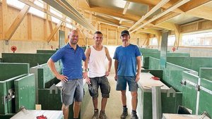 Auf dem Betrieb läuf Auf dem Betrieb läuft es rund, dank Beat Dändliker und Severin Welz und ihrem Chef Urs Zumbach (v. l.), der für gute Arbeitsbedingungen sorgt.