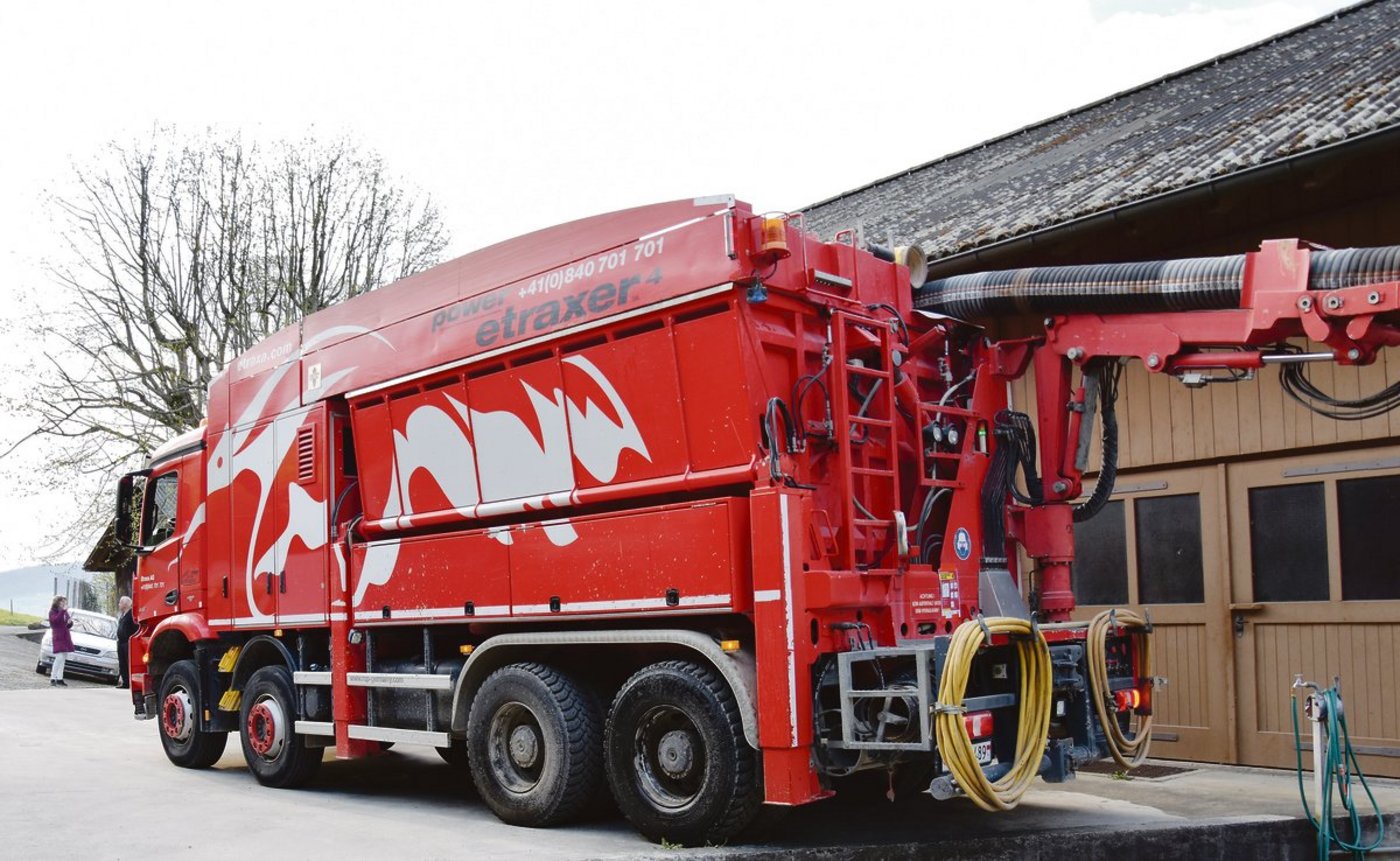 Nicht immer kann der Saugbagger direkt neben dem Gülleloch stehen. Ist die Distanz grösser als 30 Meter, werden weitere Saugrohre separat mitgeführt. (Bilder jba)