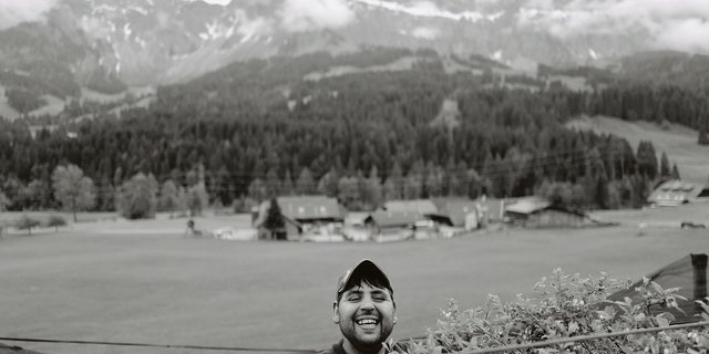 Roberto bei der Pflege der Heubeeren auf dem Hof unter dem Hohgant.(Bild Pinaki)