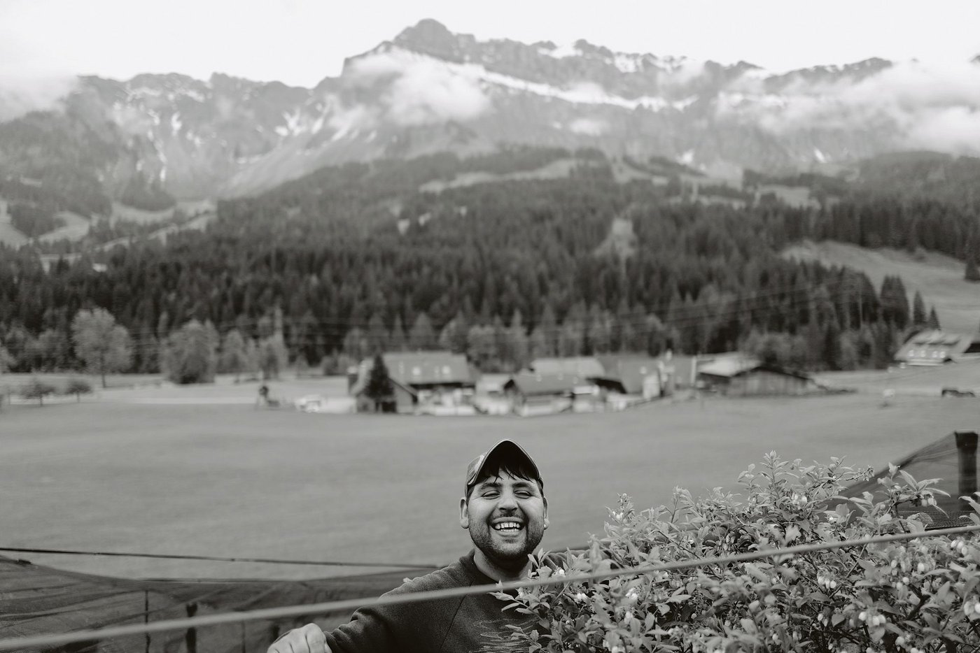 Roberto bei der Pflege der Heubeeren auf dem Hof unter dem Hohgant.(Bild Pinaki)