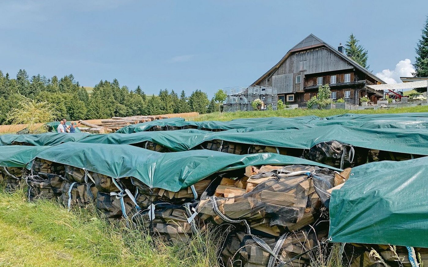 Die Lagerung der Halbster-Säcke im Freien braucht viel Platz und dauert lange. Dahinter steht das sanierte Bauernhaus.  
