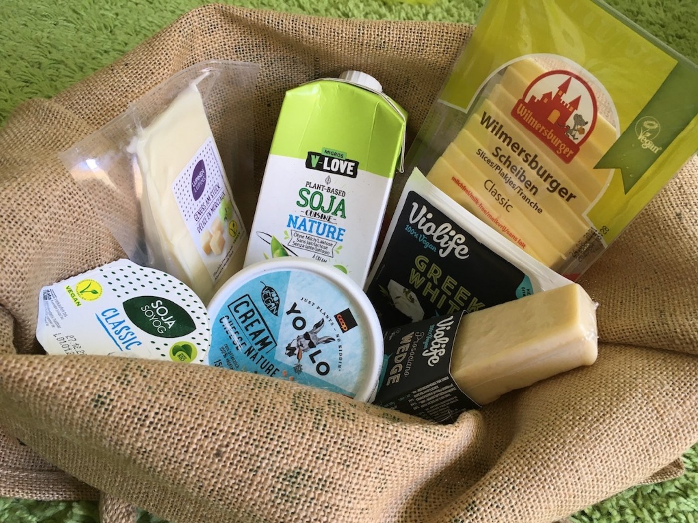 Derzeit gibt es im Detailhandel immer mehr vegane Produkte, die ähnlich wie Käse oder Joghurt verwendet werden. Wie lange der Boom anhält,  ist unklar. (Bild jsc)