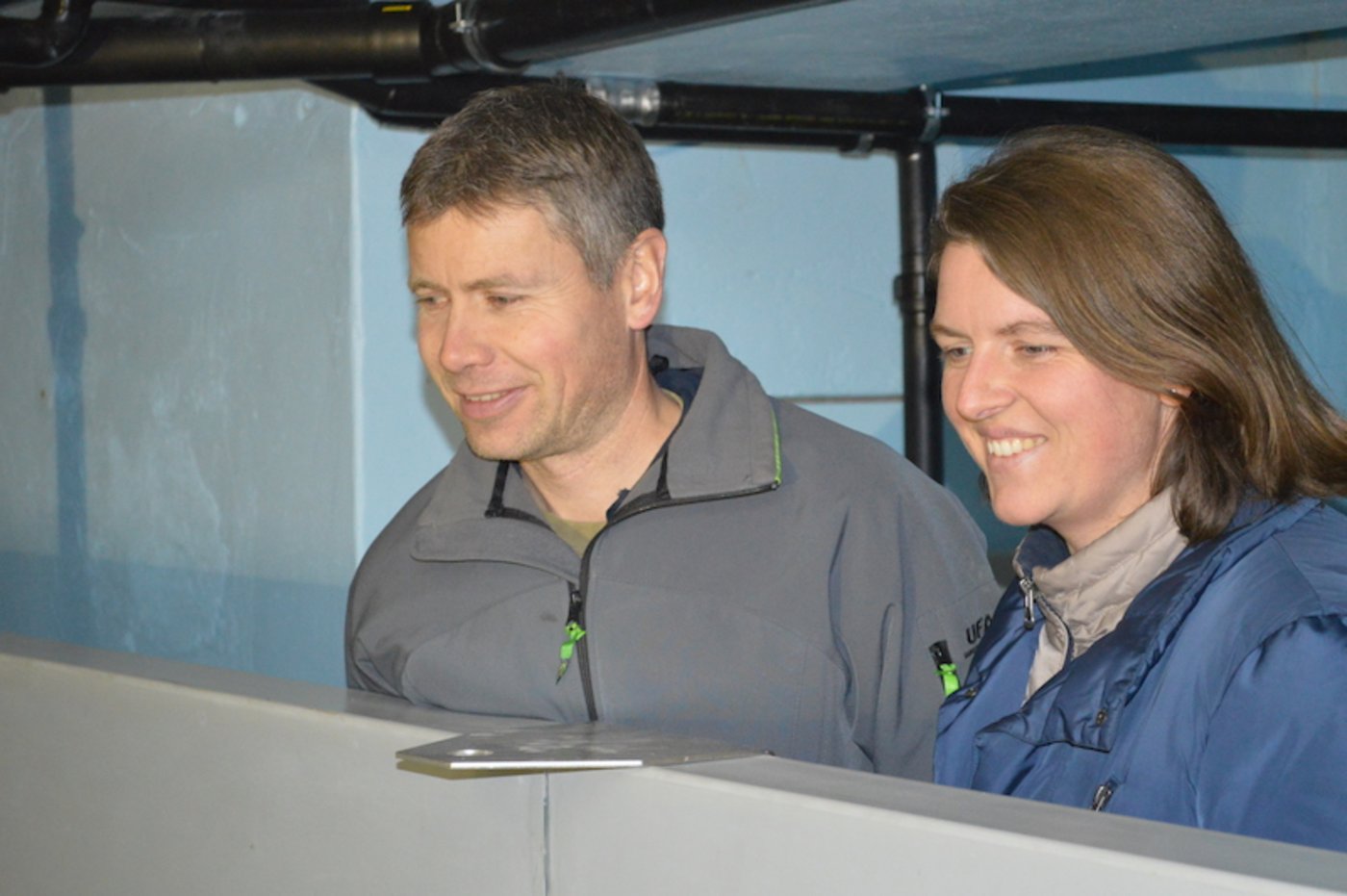 Familie Hugi ist aufgeregt. Bald sollen die vier Becken im ehemaligen Schweinestall mit Wasser und Fischen gefüllt werden. (Bild asa)