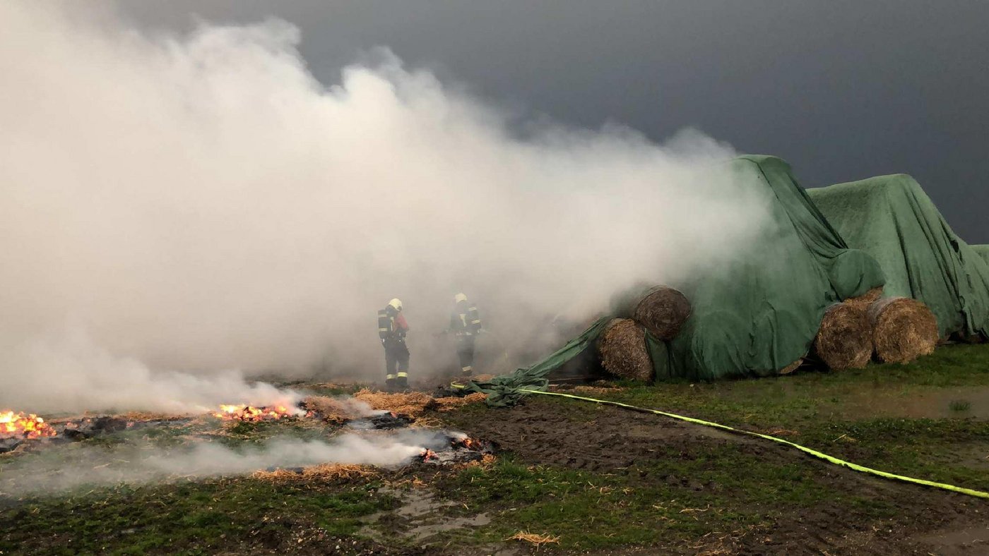 30 Feuerwehrleute standen im Einsatz, um die Strohballen zu löschen. (Bild Kapo FR)