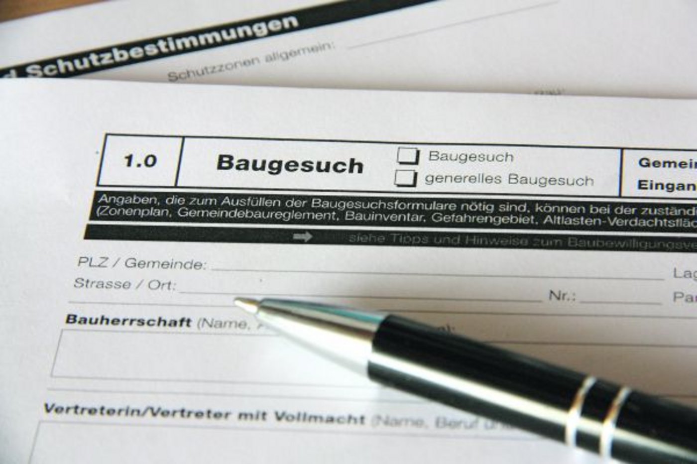 Das Baugesuch ist schnell einmal ausgefüllt. Was danach kommt, ist aber meist nicht absehbar und kostet Zeit, Geld und einen Haufen Nerven. (Bild Andrea Wyss)