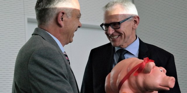 Nationalrat Leo Müller, rechts, übernimmt von Jürg Barmettler das symbolische Sparschwein für die Suisag Führung. (Bilder Josef Kottmann)