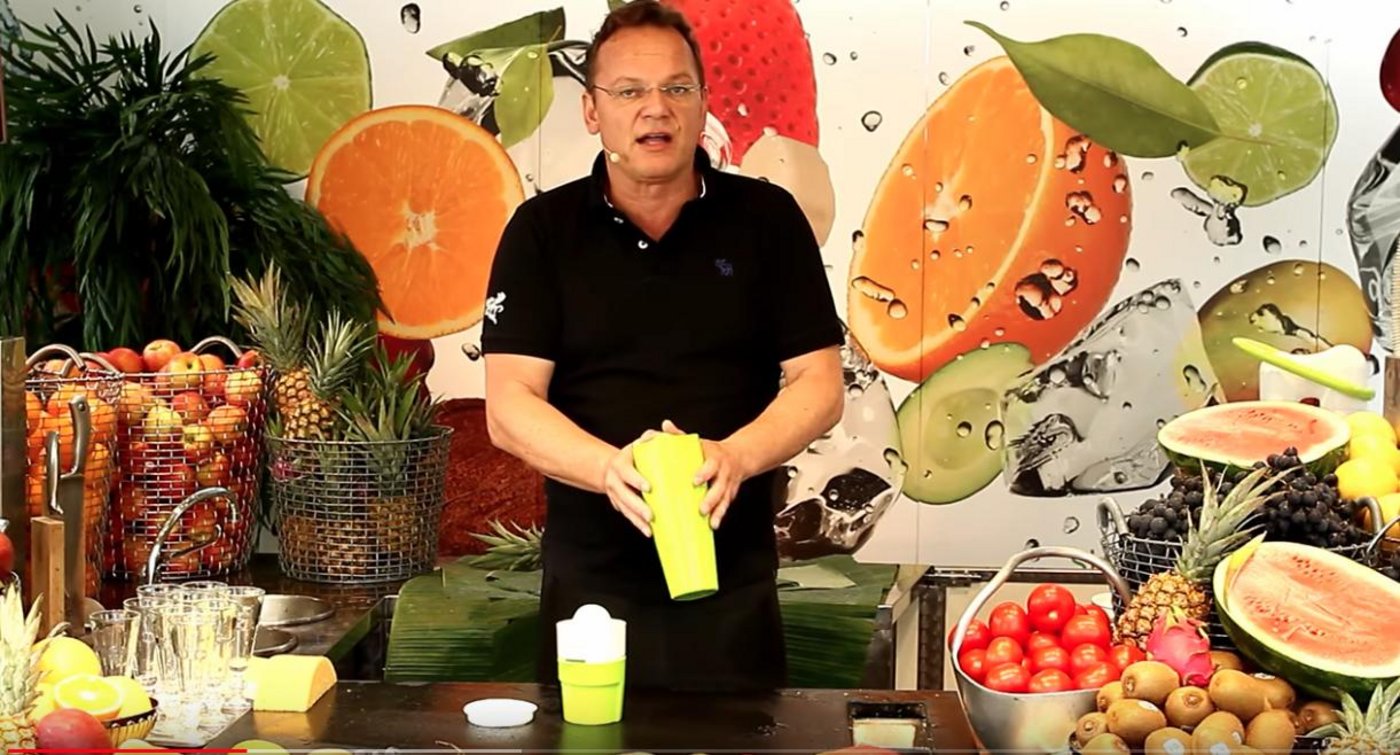 Saftpresse-Verkäufer Werner Niederwinkler kritisiert die BEA. (Bild Youtube Screenshot Shakin Juicer)