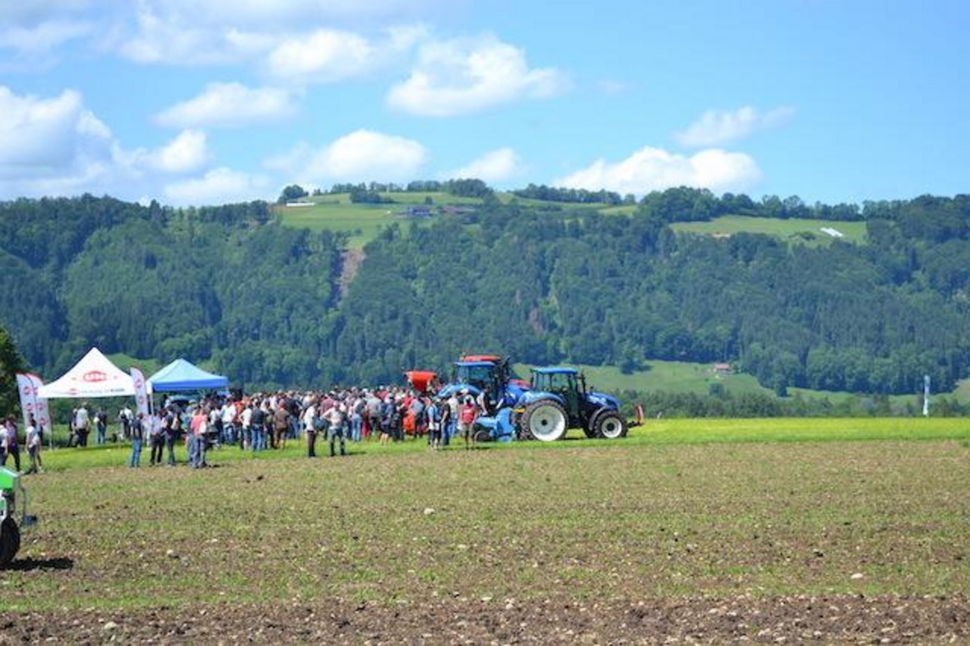 Sonne, Maschinen und ganz viel Wissen und Wissenswertes: der Bio-Ackerbautag 2019 war ein Erfolg. (Bild jsc)