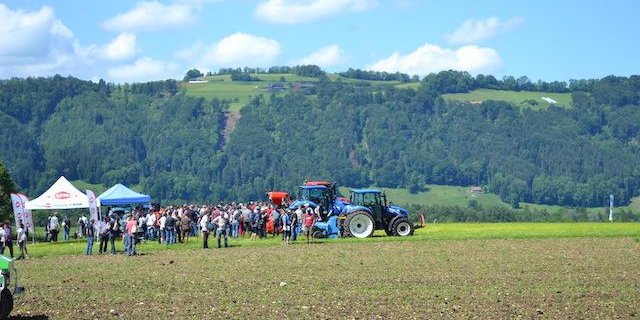 Sonne, Maschinen und ganz viel Wissen und Wissenswertes: der Bio-Ackerbautag 2019 war ein Erfolg. (Bild jsc)