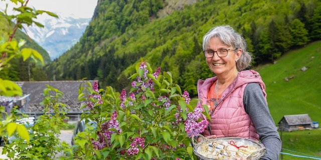 Bäuerin Vreni Zurfluh begegnet ihren Wechseljahren mit Kräutern aus der Natur. Am liebsten findet sie diese auf der eigenen Alp. Schon bald geht es auch dieses Jahr wieder z' Berg. (Bilder Erika Rebsamen)