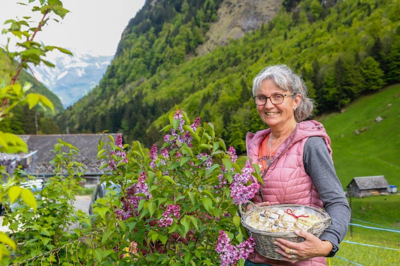 Bäuerin Vreni Zurfluh begegnet ihren Wechseljahren mit Kräutern aus der Natur. Am liebsten findet sie diese auf der eigenen Alp. Schon bald geht es auch dieses Jahr wieder z' Berg. (Bilder Erika Rebsamen)